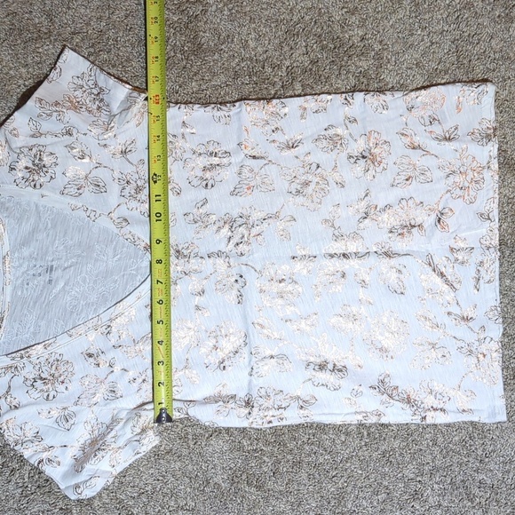 A new way white v-neck Tshirt with gold flower pattern, size small - Picture 4 of 5